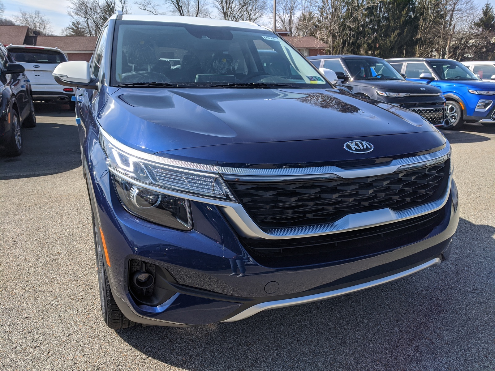 new-2021-kia-seltos-s-in-blue-white-greensburg-pa-k03946